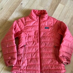 Play condition Patagonia girls coat, orange, size 8. Slightly discolored